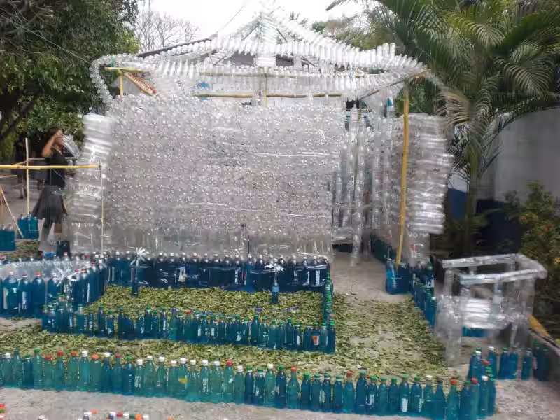 Reciclar las botellas: Más allá de la basura, hacia un hogar sostenible